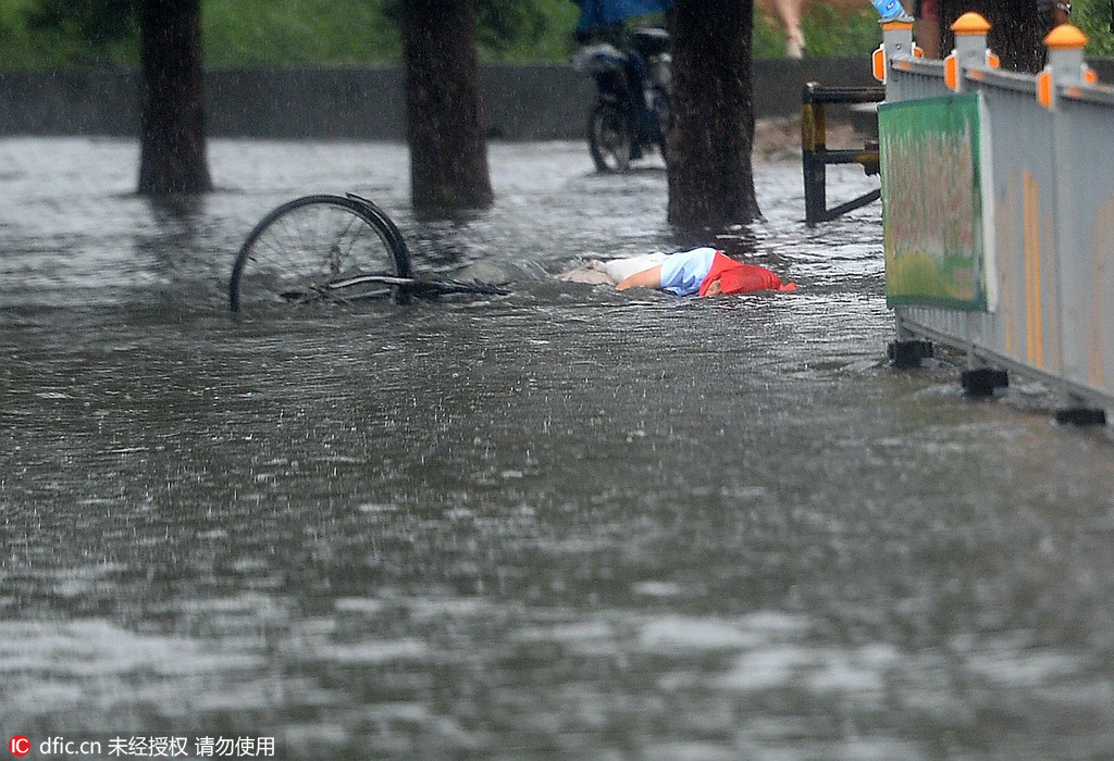 济南雨后城区积水“看海” 排水井顶翻现“水球”【3】