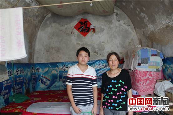 刘宇和妈妈在县城租住的房子里。.JPG