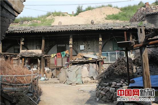 最左边的窑洞是刘宇老家的房子。.JPG