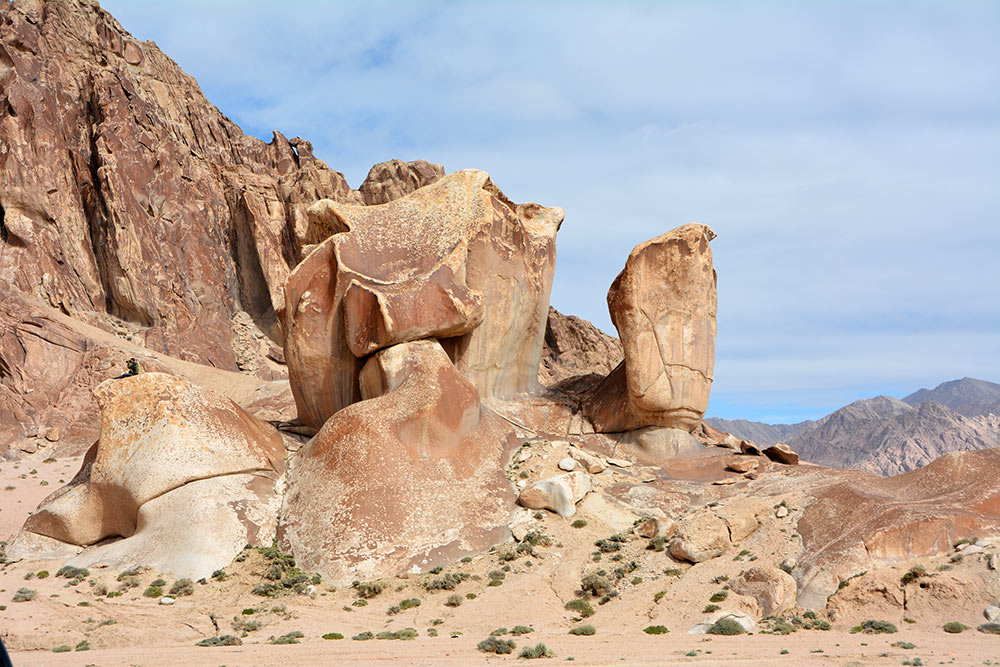 阿尔金山自然保护区的骆驼石(摄影 杨成)