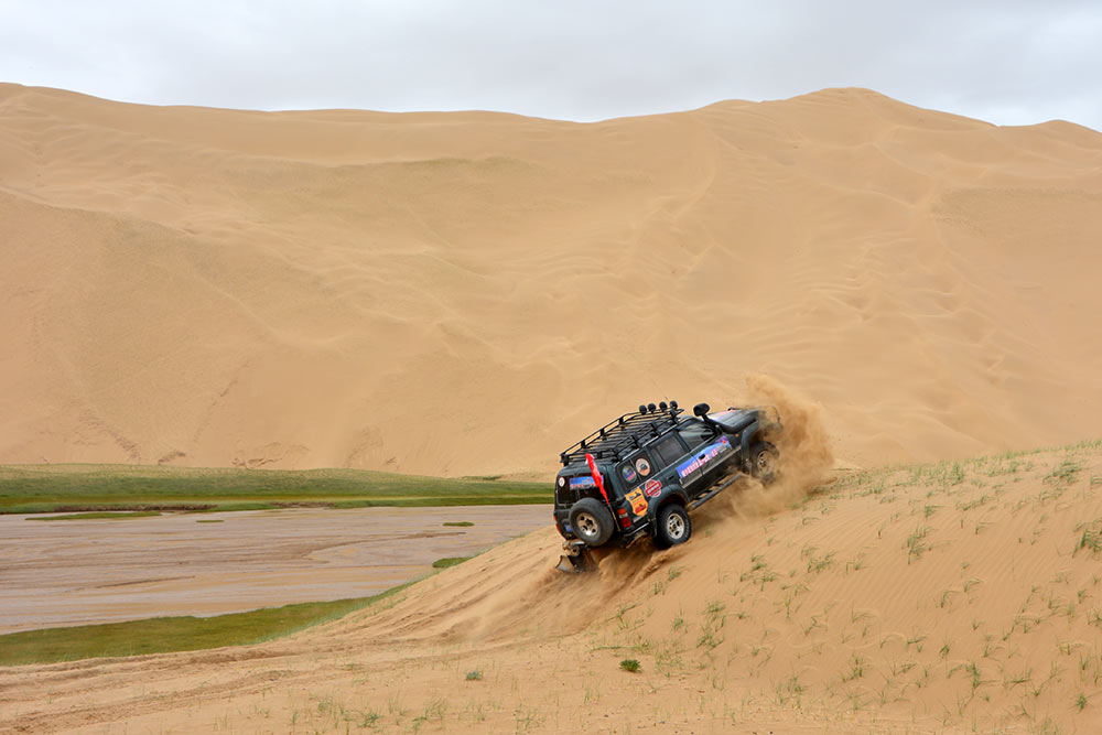 越野车队穿越阿尔金山自然保护区的沙漠(摄影 杨成)