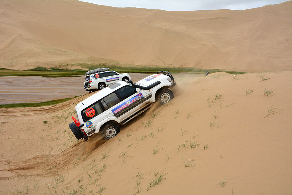 越野车队穿越阿尔金山自然保护区的沙漠（摄影 杨成）