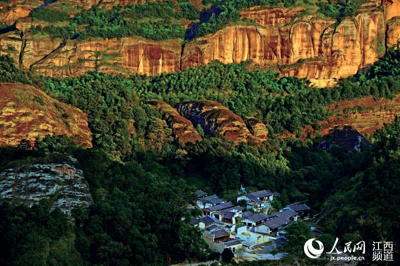 无蚊村座落在江西鹰潭龙虎山泸溪河畔。