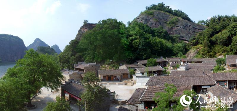 无蚊村座落在江西鹰潭龙虎山泸溪河畔。