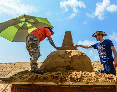 荷兰沙雕手尤红（右）与中国沙雕手一起沙雕创作