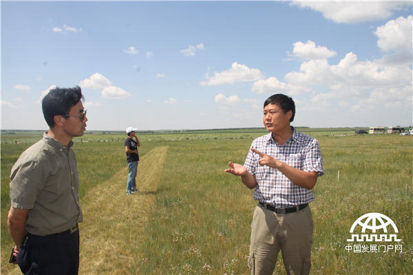 中国科学院植物研究所副研究员潘庆民（右）算经济账。王振红摄