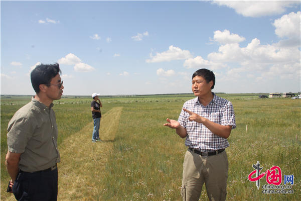 中国科学院植物研究所副研究员潘庆民（右）算经济账。王振红摄
