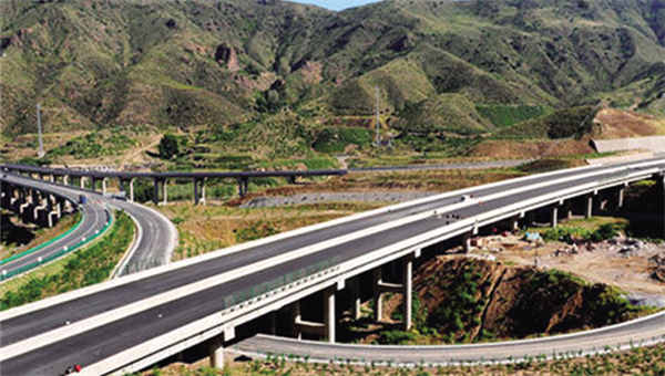河北打造“国家1号风景大道” 张承高速串起京北风景