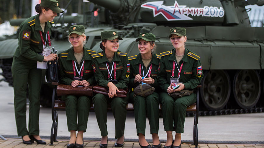 俄“軍隊-2016”裝備展：當美女們伴上大殺器