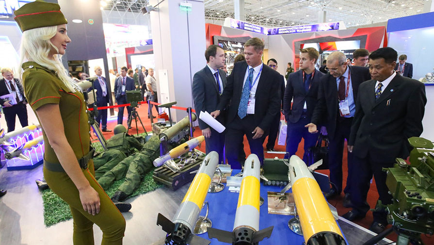 俄“軍隊-2016”裝備展：當美女們伴上大殺器