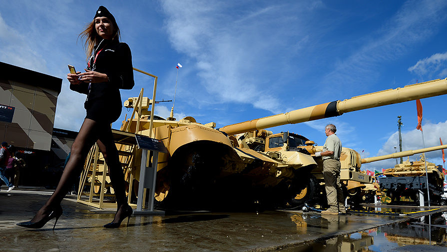 俄“軍隊-2016”裝備展：當美女們伴上大殺器