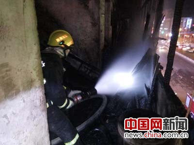 吉林延吉一居民楼突发大火 消防救出被困人员(图)
