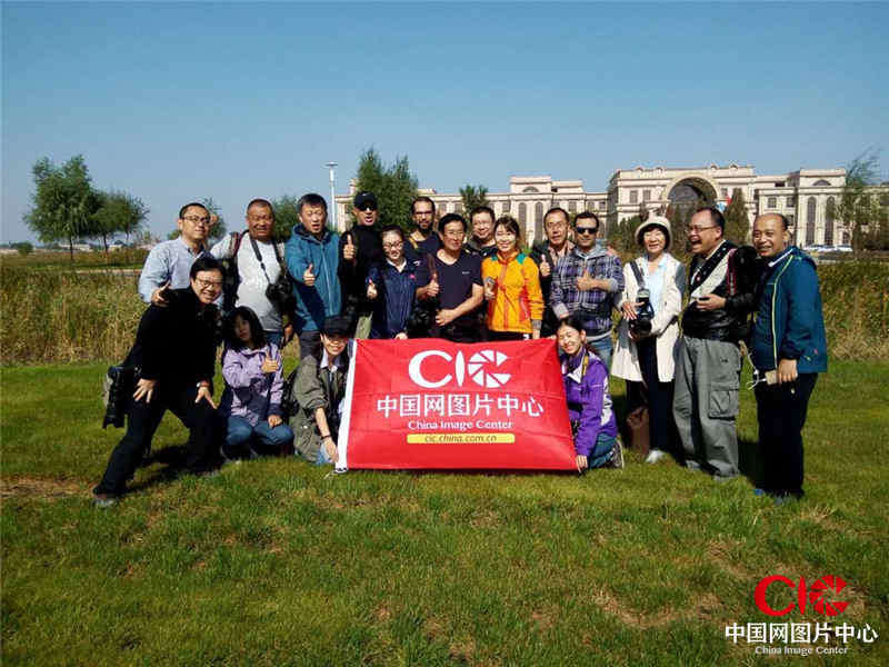 中外媒体摄影采风团全体成员合影。