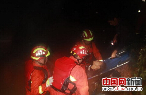 浙江丽水发生山体滑坡多人失联 消防救出4人(图) 浙江丽水发生山体滑坡多人失联 消防救出4人(图)