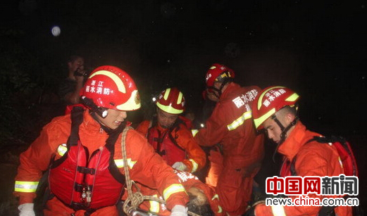 浙江丽水发生山体滑坡多人失联 消防救出4人(图) 浙江丽水发生山体滑坡多人失联 消防救出4人(图)