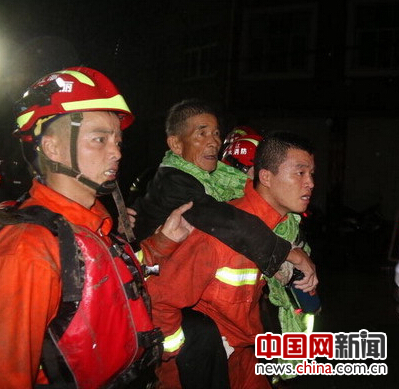 浙江丽水发生山体滑坡多人失联 消防救出4人(图) 浙江丽水发生山体滑坡多人失联 消防救出4人(图)