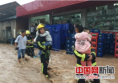 临安突发山洪幼儿园被围困 消防员接力救人(图)