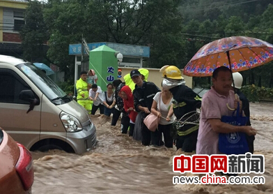临安突发山洪幼儿园被围困 消防员接力救人(图) 临安突发山洪幼儿园被围困 消防员接力救人(图)
