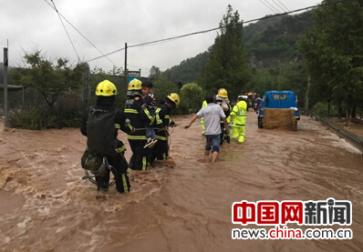 临安突发山洪幼儿园被围困 消防员接力救人(图) 临安突发山洪幼儿园被围困 消防员接力救人(图)