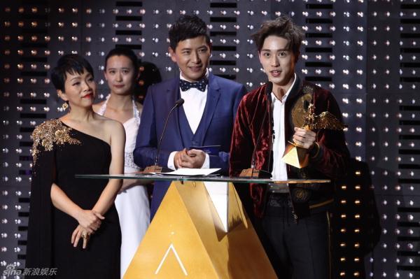 9月27日晚，亚洲新歌榜2016年度盛典在北京举行。新生代人气偶像许魏洲凭借首张个人专辑《Light》荣获年度最佳新人奖。