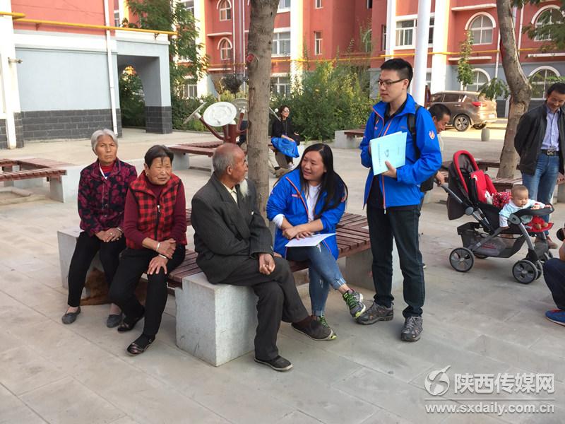 采访团记者在延川县文安驿镇采访 记者 王皓摄