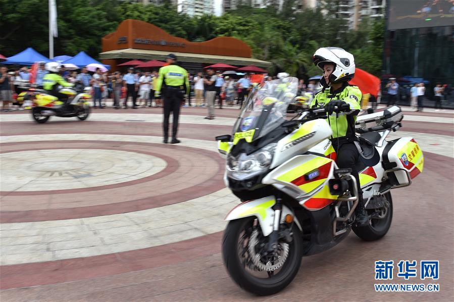 深圳交警女铁骑队正式亮相[组图]