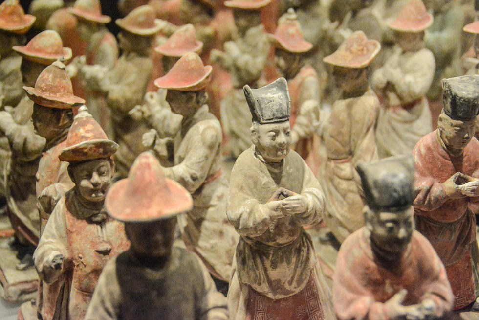 西安展出300余件陶仪仗俑群 神态迥异