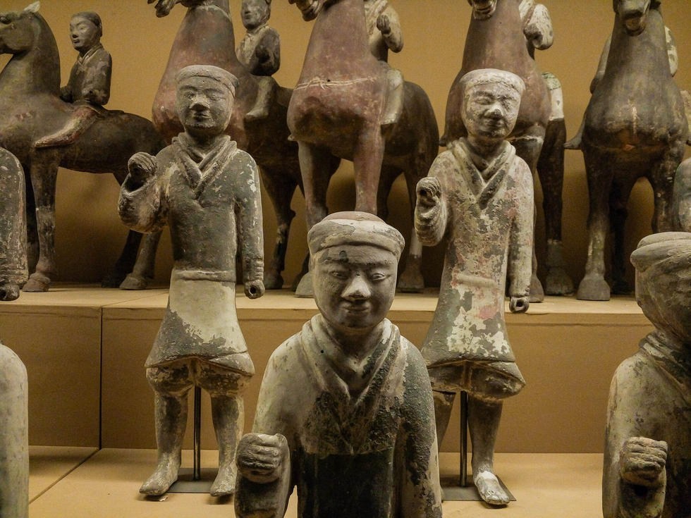 西安展出300余件陶仪仗俑群 神态迥异