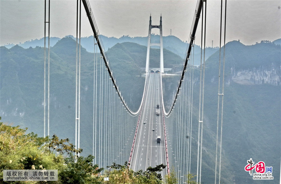 湖南湘西矮寨特大悬索桥创造四个世界第一
