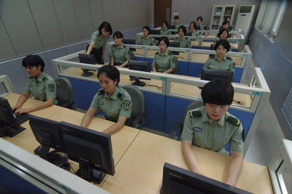 小兵大爱，春风化雨<BR>——某部通信总站长途台女兵捐助贫困失学女童纪事