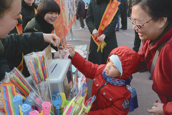 小兵大爱，春风化雨<BR>——某部通信总站长途台女兵捐助贫困失学女童纪事