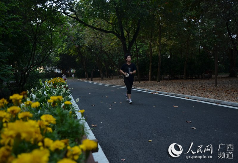 城市光影24小时:清晨6时的南宁(农冠斌、陆小桂、赵冬/摄)