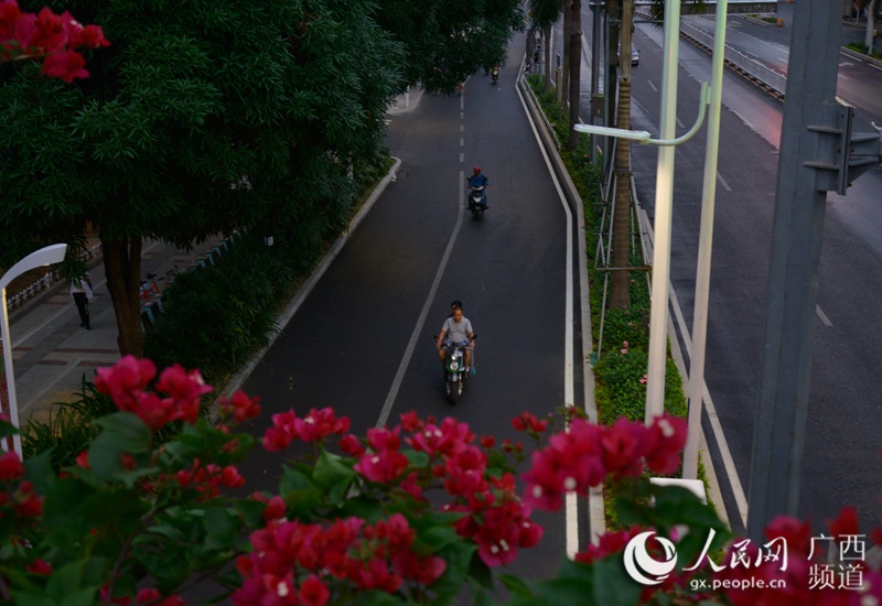 城市光影24小时:上午6时的南宁(农冠斌、陆小桂、赵冬/摄)