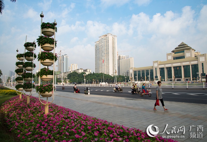 城市光影24小时:上午8时的南宁民族大道(农冠斌、陆小桂、赵冬/摄)