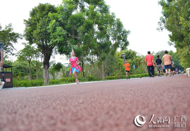城市光影24小时:上午9时,南宁市民在南湖公园锻炼身体(农冠斌、陆小桂、赵冬/摄)