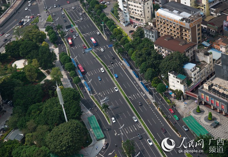 城市光影24小时:12时,鸟瞰南宁民族大道(农冠斌、陆小桂、赵冬/摄)