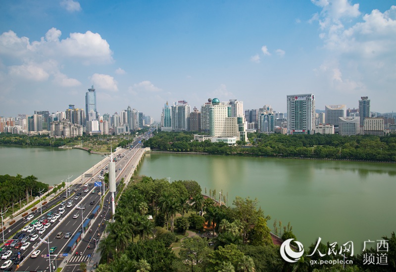 城市光影24小时：15时的南宁（农冠斌、陆小桂、赵冬/摄）