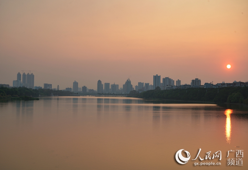 城市光影24小时:夕阳下的南宁南湖公园(农冠斌、陆小桂、赵冬/摄)