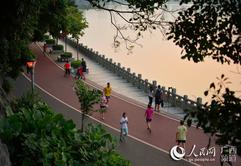 城市光影24小时:傍晚,南宁市民在南湖公园锻炼(农冠斌、陆小桂、赵冬/摄)