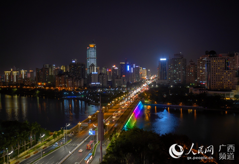 城市光影24小时:21时,夜晚的南湖桥色彩斑斓(农冠斌、陆小桂、赵冬/摄)