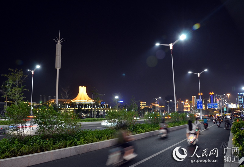 城市光影24小时:21时,远眺南宁国际会展中心(农冠斌、陆小桂、赵冬/摄)
