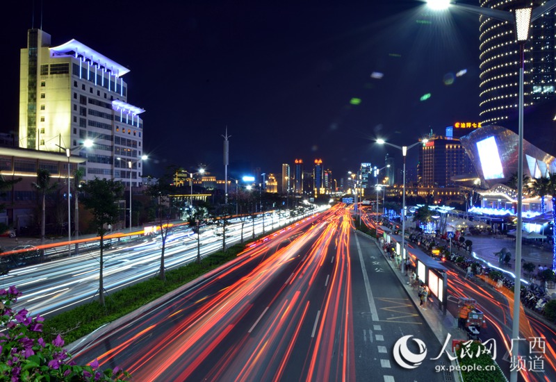 城市光影24小时:21时的南宁,流光溢彩(农冠斌、陆小桂、赵冬/摄)