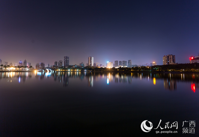 城市光影24小时:午夜的南宁市南湖公园(农冠斌、陆小桂、赵冬/摄)