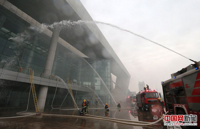 湖北举行大型灭火演练 消防员坐席悬垂救人(组图)