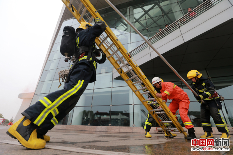 湖北举行大型灭火演练 消防员坐席悬垂救人(组图)