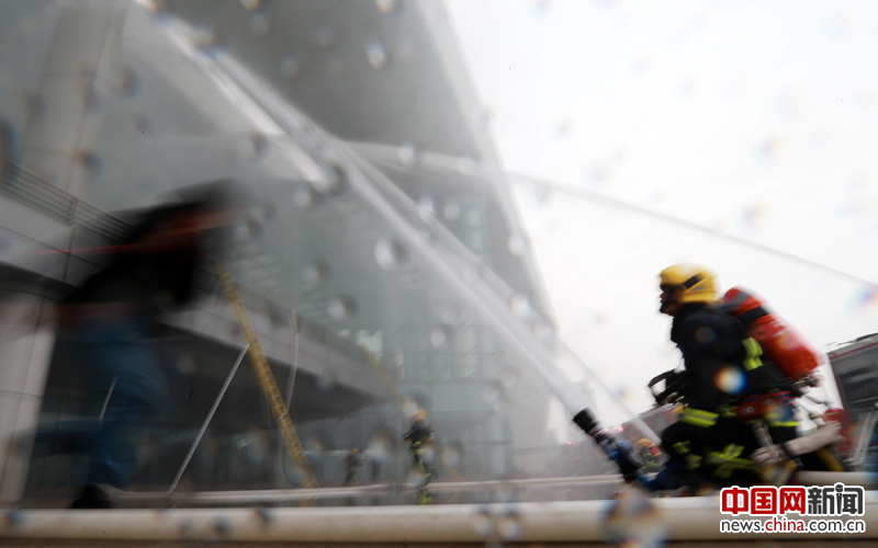 湖北举行大型灭火演练 消防员坐席悬垂救人(组图)