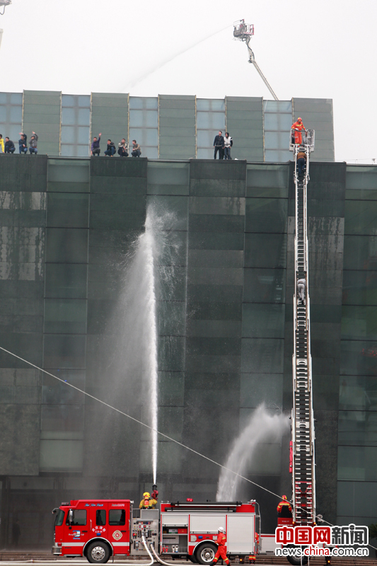 湖北举行大型灭火演练 消防员坐席悬垂救人(组图)
