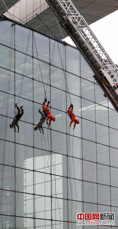 湖北举行大型灭火演练 消防员坐席悬垂救人(组图)