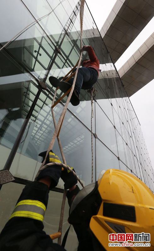 湖北举行大型灭火演练 消防员坐席悬垂救人(组图)