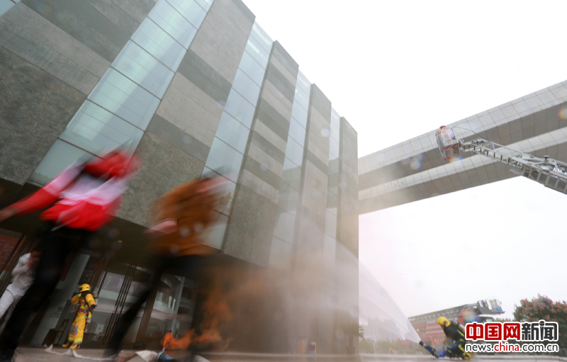 湖北举行大型灭火演练 消防员坐席悬垂救人(组图)